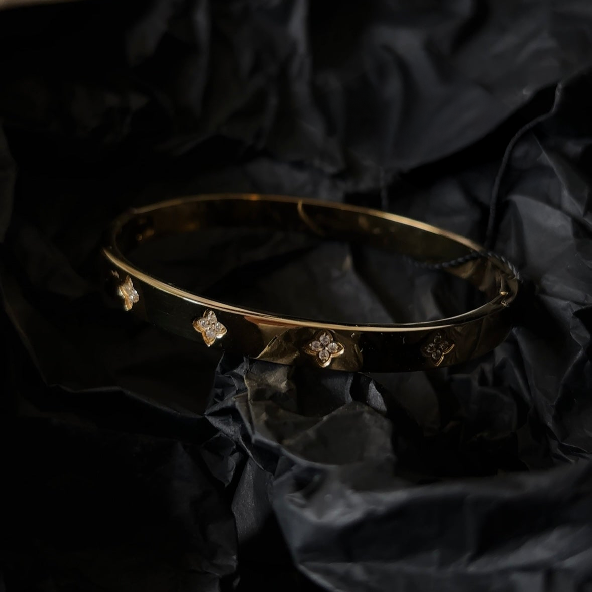 Anara Clover Bangle