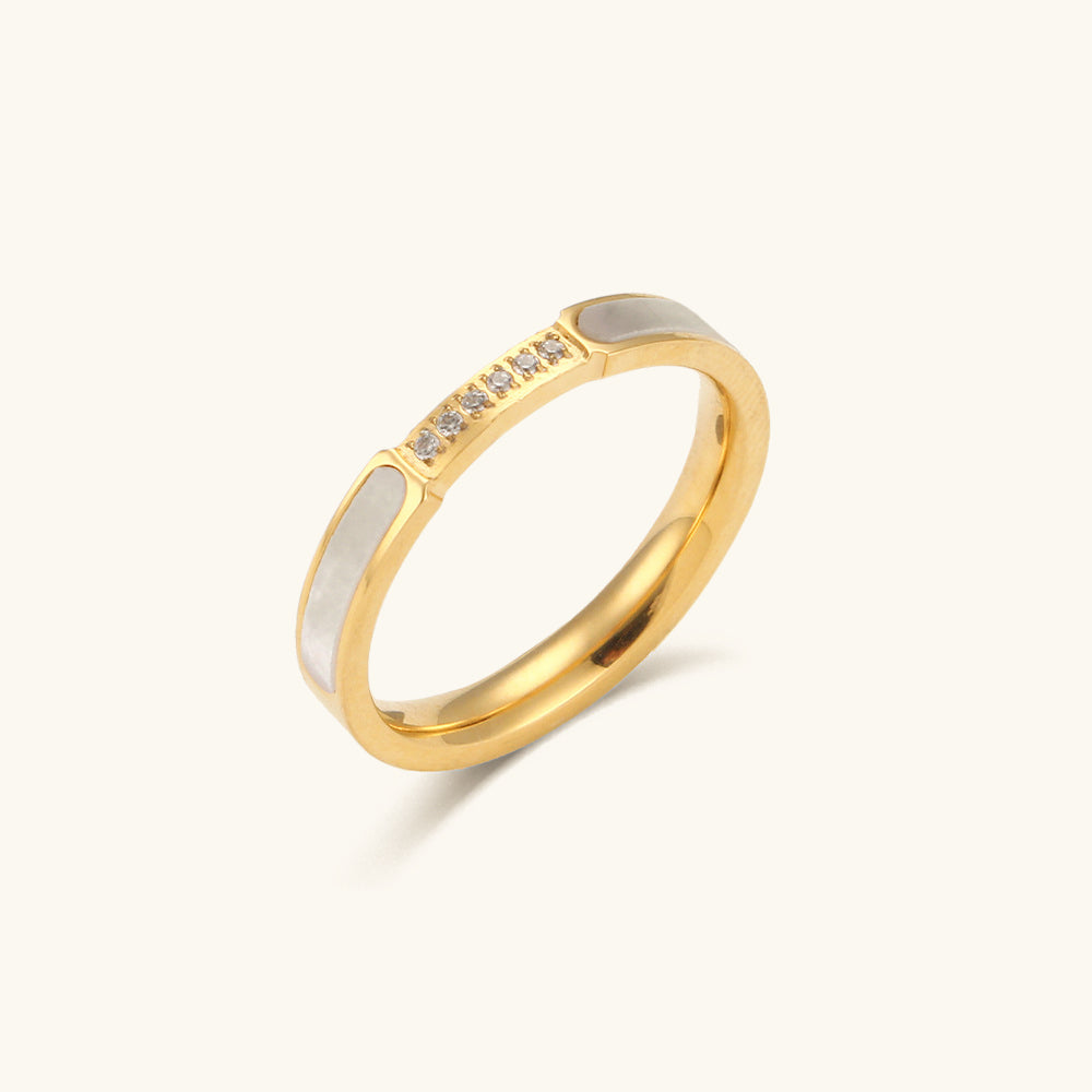 Ring aus simuliertem Gold mit Diamanten von Gabrielle