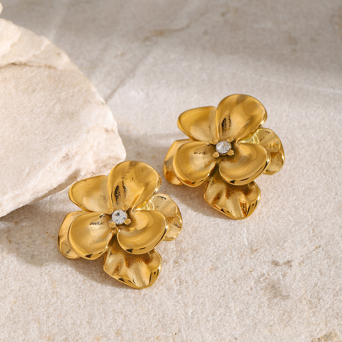 Ainsley – Ohrringe in Gold mit Blumenmuster