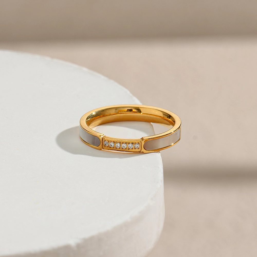 Ring aus simuliertem Gold mit Diamanten von Gabrielle