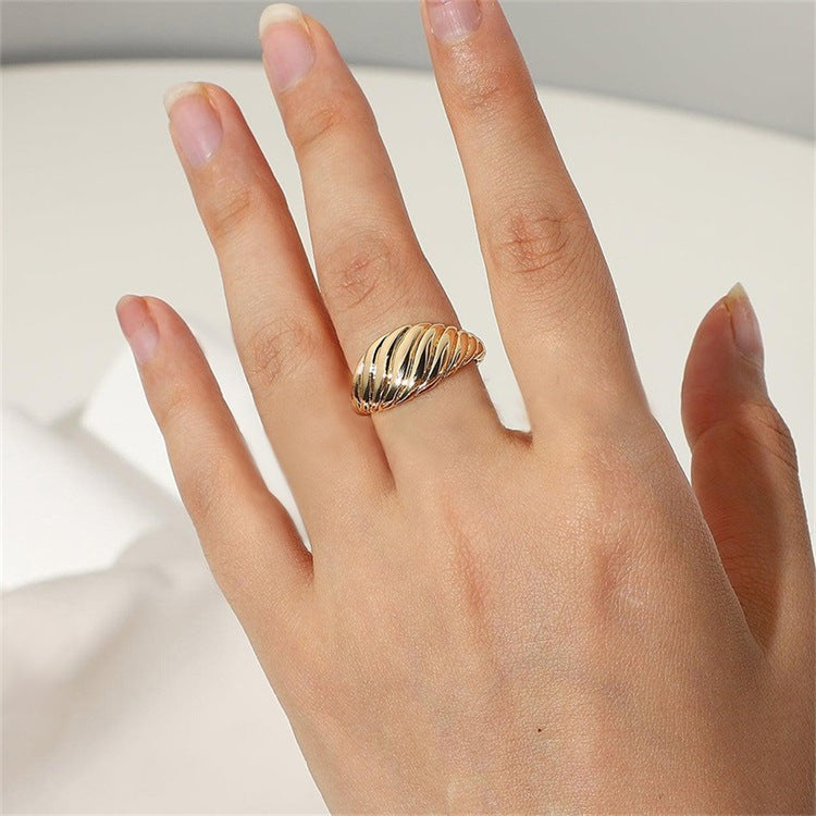 Ylenna Gold-Croissant-Ring