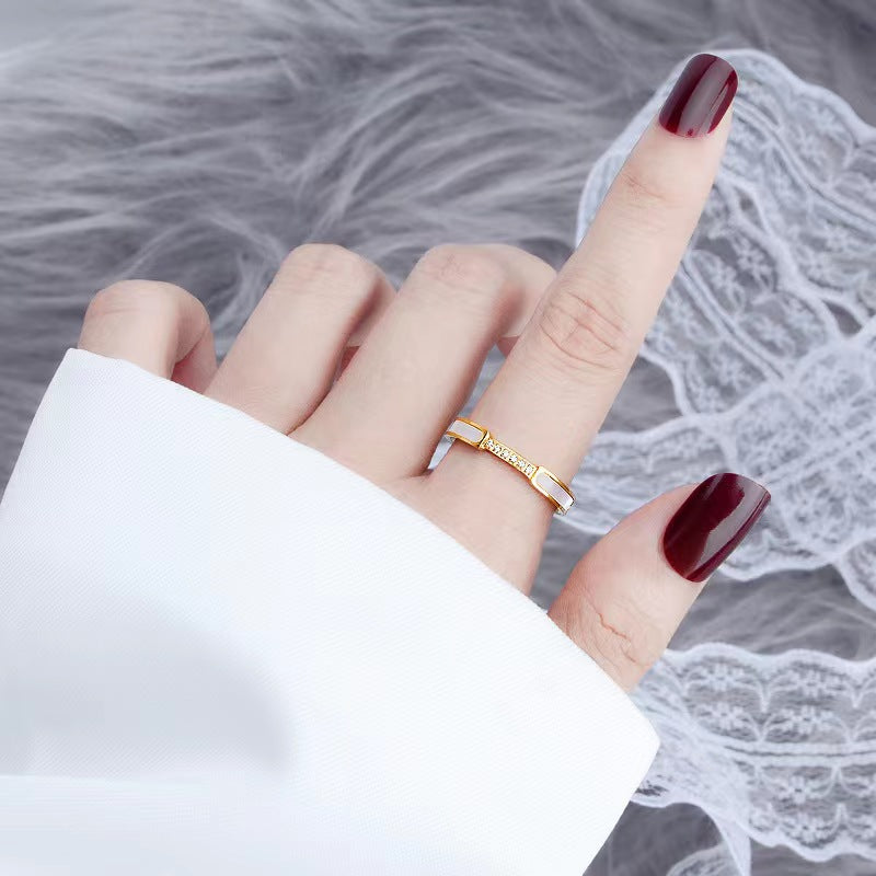 Ring aus simuliertem Gold mit Diamanten von Gabrielle