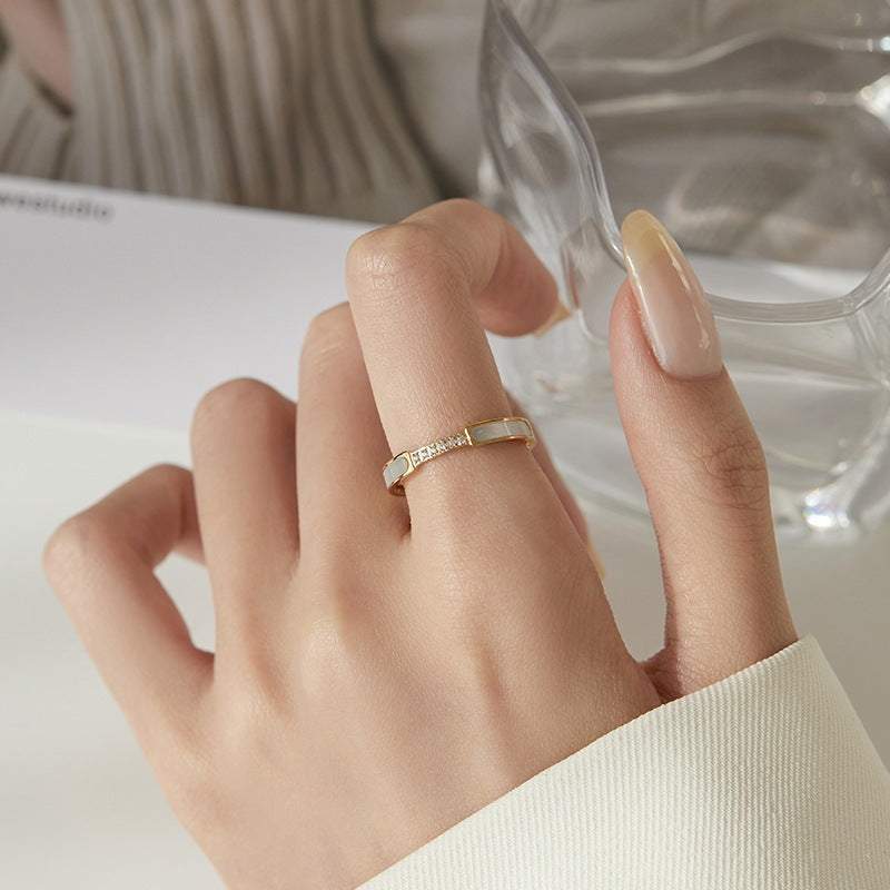 Ring aus simuliertem Gold mit Diamanten von Gabrielle